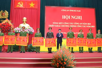Đồng chí Chủ tịch UBND tỉnh tặng Cờ thi đua của Bộ Công an cho các tập thể, cá nhân xuất sắc trong thực hiện nhiệm vụ năm 2024.