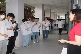 Cán bộ coi thi nhắc nhở thí sinh thực hiện nghiêm quy chế khi vào phòng thi.