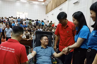 Các tình nguyện viên tham gia hiến máu.