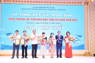 Đồng chí Phó Chủ tịch Ủy ban nhân dân tỉnh Nguyễn Đức Vượng trao giải cho các đơn vị tổ chức tốt cuộc thi.