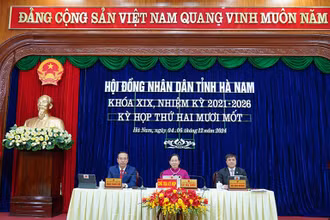 Các đồng chí Thường trực Hội đồng nhân dân tỉnh Hà Nam chủ tọa điều hành Kỳ họp.