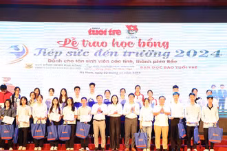 Các đồng chí lãnh đạo tỉnh Hà Nam và nhà tài trợ trao học bổng "Tiếp sức đến trường" cho các tân sinh viên tại chương trình.