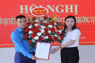 Đồng chí Phó Bí thư Thường trực Tỉnh ủy tặng hoa chúc mừng đồng chí Chủ tịch Liên đoàn lao động tỉnh Hà Nam. 