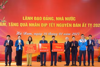 Đồng chí Chủ tịch Ủy ban Trung ương Mặt trận Tổ quốc Việt Nam trao tặng biểu trưng 500 suất quà Tết dành tặng cho hộ nghèo, công nhân lao động và người có hoàn cảnh khó khăn của tỉnh Hà Nam.