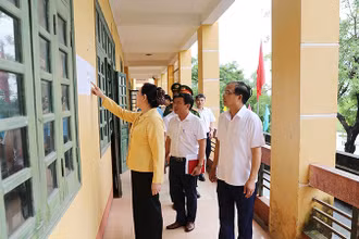 Đồng chí Bí thư Tỉnh ủy Lê Thị Thủy kiểm tra công tác chuẩn bị tổ chức Kỳ thi tốt nghiệp trung học phổ thông 2024 tại các điểm thi.