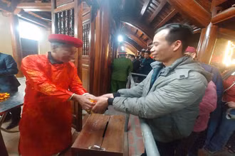 Du khách và nhân dân vui mừng được nhận lương tại các điểm phát lương tại đền Trần Thương.