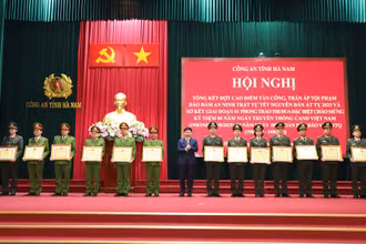 Đồng chí Trương Quốc Huy, Phó Bí thư Tỉnh ủy, Chủ tịch UBND tỉnh, Trưởng Đoàn ĐBQH tỉnh trao Bằng khen cho các tập thể có thành tích xuất sắc.