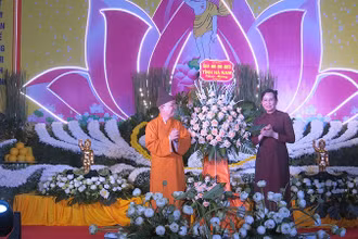 Đồng chí Bí thư Tỉnh ủy tặng hoa chúc mừng Ban Trị sự Giáo hội Phật giáo tỉnh Hà Nam.