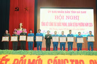 Các tập thể nhận Bằng khen của Chủ tịch Ủy ban nhân dân tỉnh.