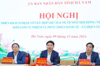Các đồng chí chủ trì hội nghị.