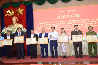 Các tập thể, cá nhân có thành tích xuất sắc trong phong trào thi đua Dân vận khéo được Chủ tịch Ủy ban nhân dân tỉnh tặng Bằng khen.