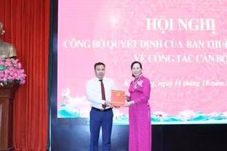 Đồng chí Lê Thị Thủy, Ủy viên Trung ương Đảng, Bí thư Tỉnh ủy, Chủ tịch Hội đồng nhân dân tỉnh trao quyết định, chúc mừng đồng chí Lê Văn Hà, tân Bí thư Huyện ủy Kim Bảng.