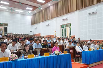  Các đại biểu dự lễ khai giảng.