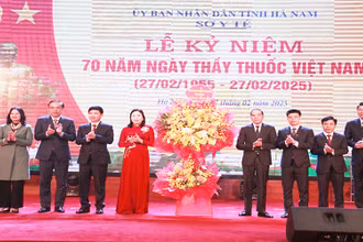 Các đồng chí lãnh đạo tỉnh Hà Nam tặng lẵng hoa chúc mừng cán bộ, nhân viên ngành y tế nhân dịp kỷ niệm 70 năm Ngày Thầy thuốc Việt Nam.