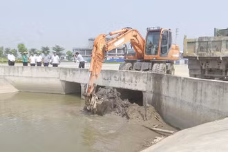 Đồng chí Bí thư Tỉnh ủy Hà Nam chỉ đạo các đơn vị chức năng khẩn trương khơi thông cho kênh tiêu T4 Khu công nghiệp Thái Hà trước khi cơn bão số 3 đổ bộ gây mưa lớn trong đất liền.