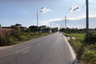 Đường liên xã ở huyện Thường Tín được nhựa, bê tông hóa giúp người dân đi lại thuận tiện hơn.