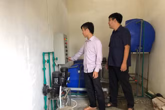 Vận hành máy bơm cung cấp nước sinh hoạt cho nhân dân.
