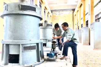 Công nhân Trạm bơm Quế 2, huyện Kim Bảng (Hà Nam) kiểm tra máy móc trước khi vận hành.