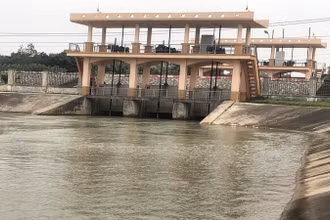 Các đơn vị thủy lợi đang tập trung lấy nước phục vụ gieo cấy lúa đông xuân.