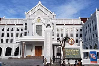 Trụ sở của Đảng Nhân dân Campuchia (CPP) tại quận Chamkarmon, thủ đô Phnom Penh. (Ảnh: TTXVN) 