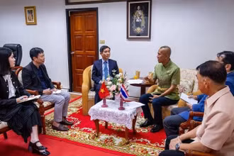 Đại sứ Phạm Việt Hùng làm việc với Tỉnh trưởng tỉnh Trat. (Ảnh: Đại sứ quán Việt Nam tại Thái Lan)