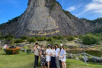 Một nhóm du khách Việt Nam tại Núi Phật vàng Khao Chee Chan, một địa điểm du lịch của Thái Lan tháng 6/2024. (Ảnh: XUÂN SƠN)
