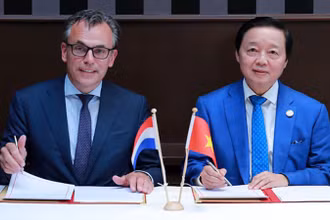 Phó Thủ tướng Trần Hồng Hà và Bộ trưởng Cơ sở hạ tầng và Môi trường Mark Harbers ký Biên bản Phiên họp lần thứ 8 Ủy ban liên Chính phủ Việt Nam-Hà Lan về thích ứng với biến đổi khí hậu và quản lý nước. (Ảnh: VGP)