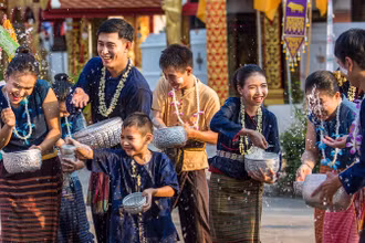Trong văn hóa Thái Lan, nước tượng trưng cho sự thanh tẩy, tôn kính và may mắn. (Ảnh: UNESCO)
