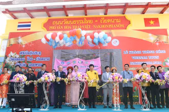 Lễ cắt băng khánh thành Cổng Phố văn hóa Thái Lan-Việt Nam tại tỉnh Nakhon Phanom, Đông Bắc Thái Lan.