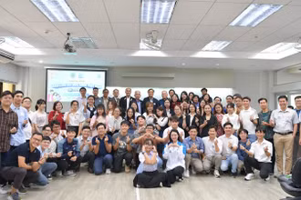 Các du học sinh của Hội Sinh viên Việt Nam tại Thái Lan chụp ảnh lưu niệm cùng các khách mời. (Ảnh: ĐINH TRƯỜNG)