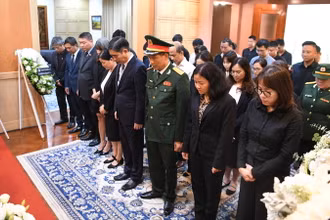Đại sứ Phạm Việt Hùng cùng cán bộ Đại sứ quán và các cơ quan Việt Nam bên cạnh Đại sứ quán dành một phút mặc niệm Tổng Bí thư Nguyễn Phú Trọng. (Ảnh: ĐINH TRƯỜNG)