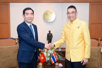 Đại sứ Phạm Việt Hùng (trái) tới chào xã giao Bộ trưởng Ngoại giao Thái Lan Maris Sangiampongsa. (Ảnh: Đại sứ quán Việt Nam tại Thái Lan)