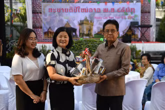 Đại biện lâm thời Bùi Thị Huệ trao lẵng quà chúc Tết cổ truyền Bunpimay tặng Đại sứ Lào Khamphan Anlavan, chiều 6/4. Ảnh: XUÂN SƠN