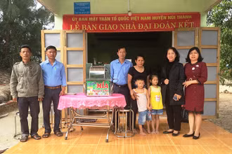 Lễ bàn giao nhà đại đoàn kết cho hộ nghèo ở huyện Núi Thành, tỉnh Quảng Nam.