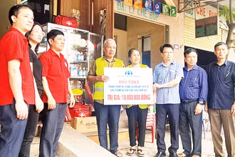 Đại diện Ban An toàn giao thông và Hội Chữ thập đỏ tỉnh bàn giao trang thiết bị y tế cho điểm sơ cấp cứu chữ thập đỏ tại phường Tích Lương (thành phố Thái Nguyên).