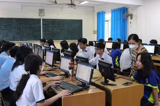 Giờ học môn Tin học tại Trường trung học phổ thông Nguyễn Du, Quận 10, Thành phố Hồ Chí Minh. (Ảnh THẾ ANH)
