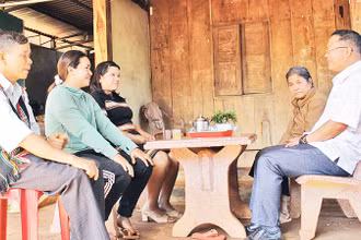 Bí thư Chi bộ thôn 4 (xã Đắk Ơ, huyện Bù Gia Mập) Bùi Văn Trường (ngoài cùng bên phải) chia sẻ tâm tư, nguyện vọng của quần chúng ưu tú khi đứng vào hàng ngũ của Đảng.