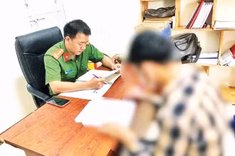 Công an huyện Ea H’leo làm việc với N.C.C, trú tại thôn 4, xã Ea Hiao, huyện Ea H’leo.