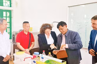 Lãnh đạo Trường cao đẳng Kinh tế và Công nghệ Nam Định làm việc với chuyên gia nước ngoài về đào tạo nghề chế biến, bảo quản thực phẩm nông sản.