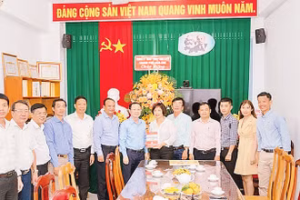 Đoàn lãnh đạo thành phố Cần Thơ thăm, chúc mừng cán bộ, phóng viên, nhân viên Cơ quan Thường trực Báo Nhân Dân tại Cần Thơ.