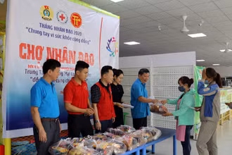 Liên đoàn Lao động tỉnh Tuyên Quang phối hợp Hội Chữ thập đỏ tổ chức "Phiên chợ nhân đạo" hỗ trợ công nhân, lao động có hoàn cảnh khó khăn.