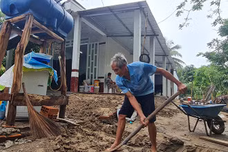 Ông Võ Văn Đăng hoàn thiện những hạng mục cuối của căn nhà.