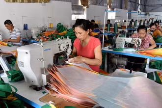 May túi xuất khẩu tại Công ty Huyền Bính (Nam Định). (Ảnh LÂM THANH)