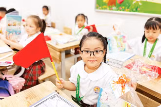 Các em học sinh Hà Nội chuẩn bị bước vào năm học mới 2023-2024.