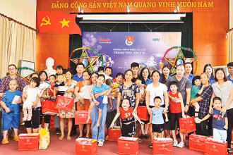 Đoàn viên, thanh niên Báo Nhân Dân và Ngân hàng BIDV trao quà Trung thu tặng các em nhỏ đang điều trị tại Bệnh viện Phục hồi chức năng Hà Nội. (Ảnh THỦY NGUYÊN)