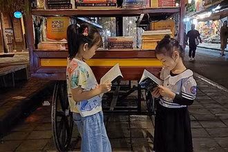 Đường sách phố cổ thu hút cả các bạn đọc nhí ở Hội An. (Ảnh QUỐC BẢO)