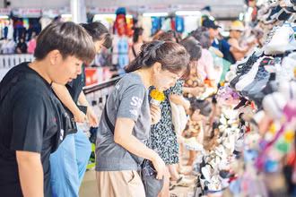 Du khách mua sắm tại chợ Hàn, thành phố Đà Nẵng.