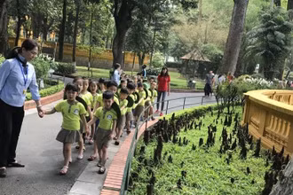 Học sinh một trường mầm non ở Hà Nội tham quan Khu di tích Chủ tịch Hồ Chí Minh tại Phủ Chủ tịch.