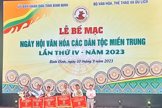 Ban tổ chức trao bằng khen tặng các cá nhân, tập thể đạt thành tích cao trong Ngày hội văn hóa các dân tộc miền trung lần thứ IV.