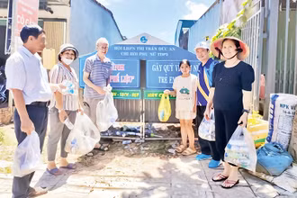 Người dân tích cực hưởng ứng mô hình “Thu gom phế liệu” của Hội Liên hiệp Phụ nữ thị trấn Đức An.